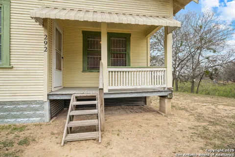 292 BEACH SHORE DR