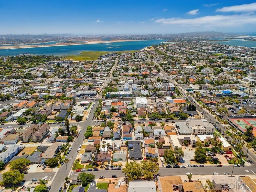 1953 Emerald St San Diego, CA 92109