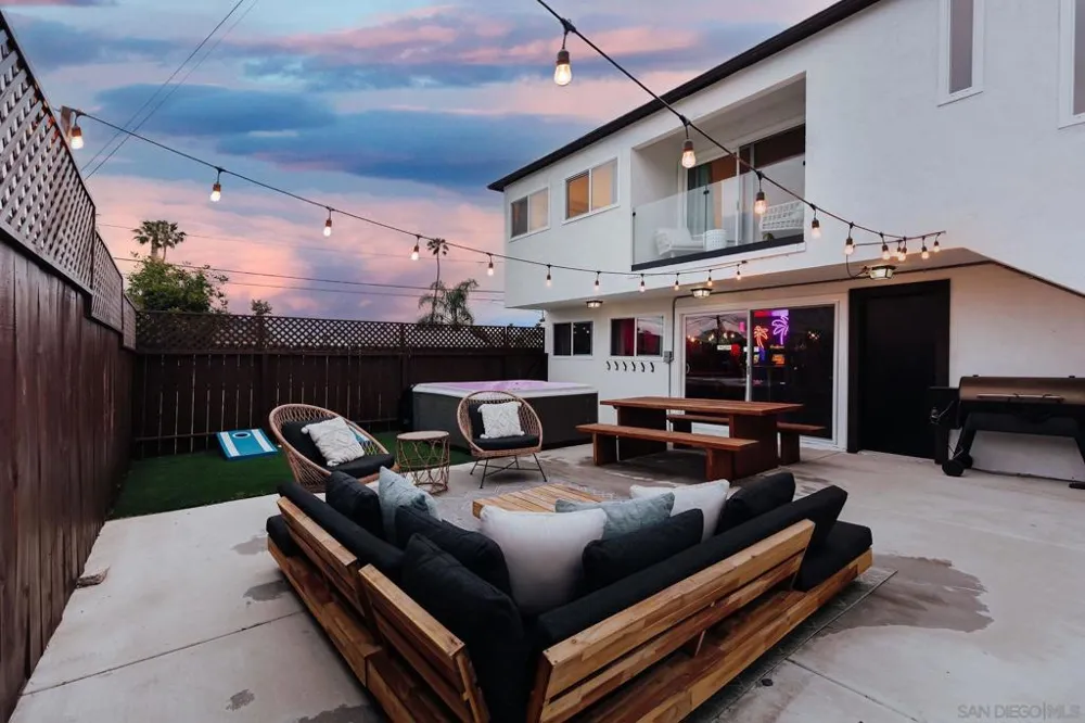 1953 Emerald St San Diego, CA 92109
