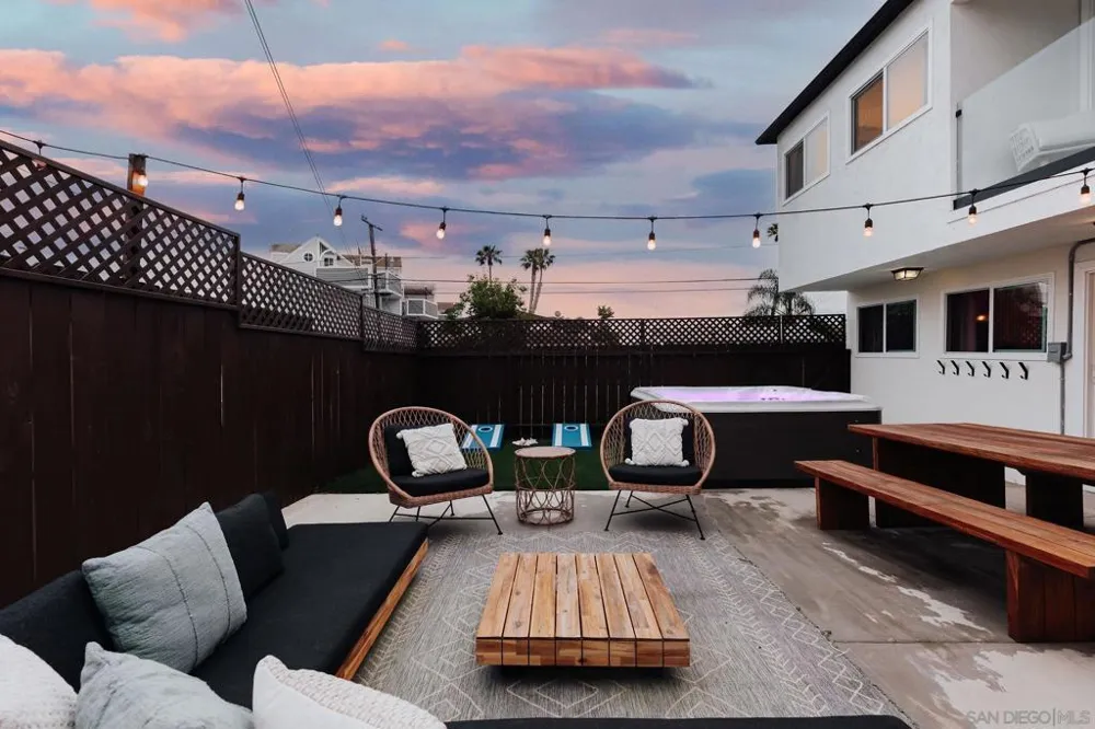 1953 Emerald St San Diego, CA 92109