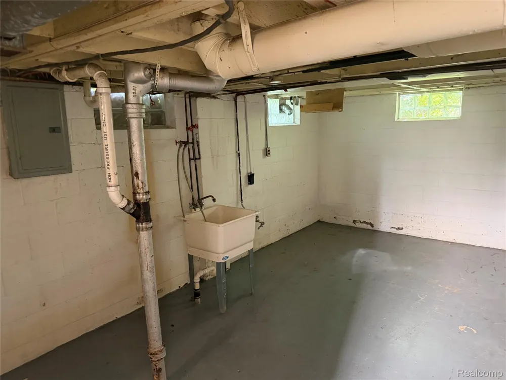 4173 Moore Street Inkster City, MI 48141
