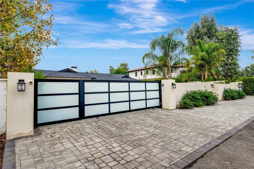 22914 Calvert Street Woodland Hills, CA 91367