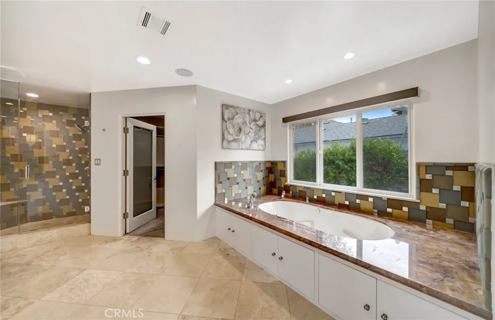 22914 Calvert Street Woodland Hills, CA 91367