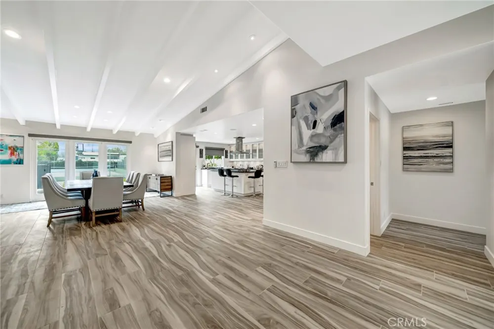 22914 Calvert Street Woodland Hills, CA 91367