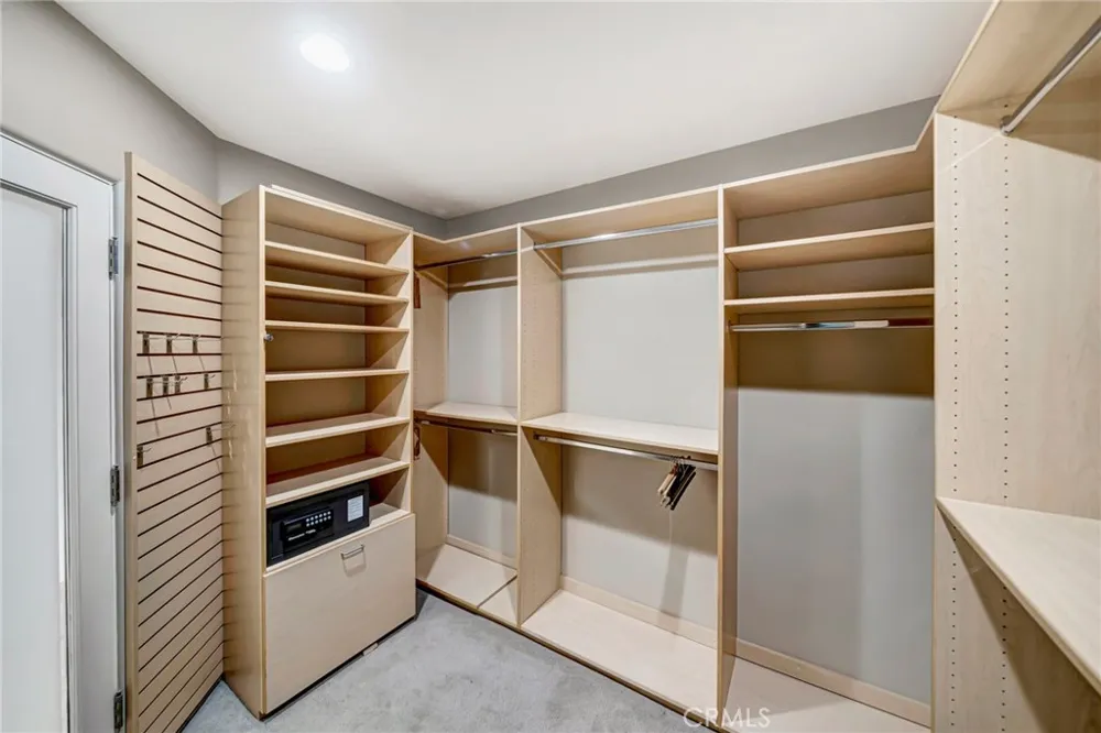 22914 Calvert Street Woodland Hills, CA 91367