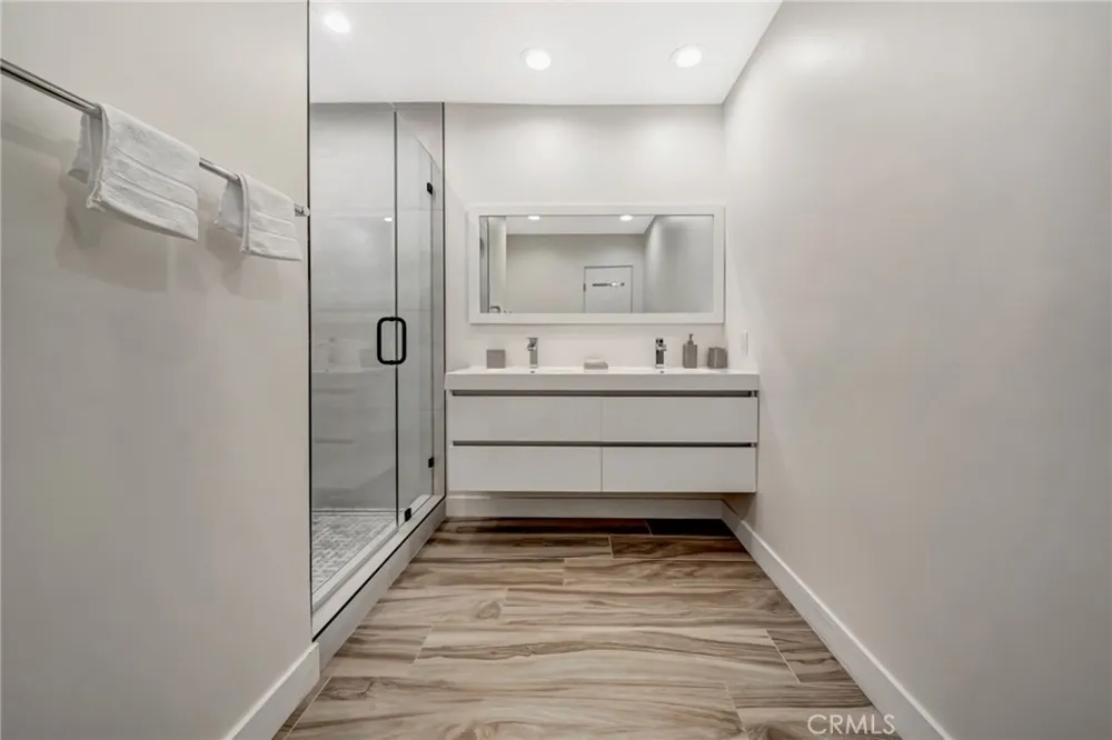 22914 Calvert Street Woodland Hills, CA 91367