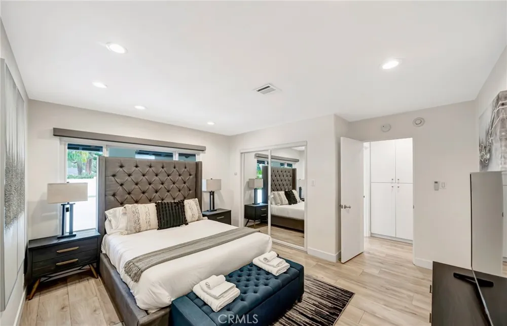 22914 Calvert Street Woodland Hills, CA 91367