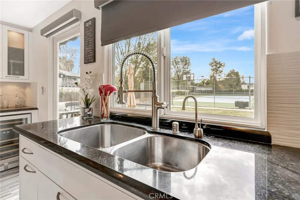 22914 Calvert Street Woodland Hills, CA 91367