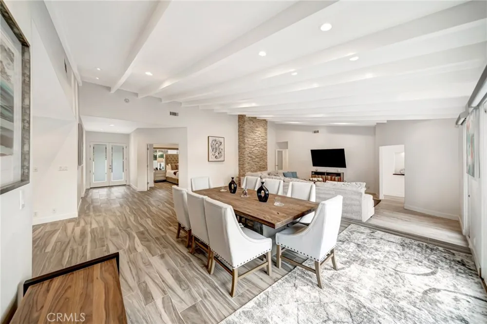 22914 Calvert Street Woodland Hills, CA 91367