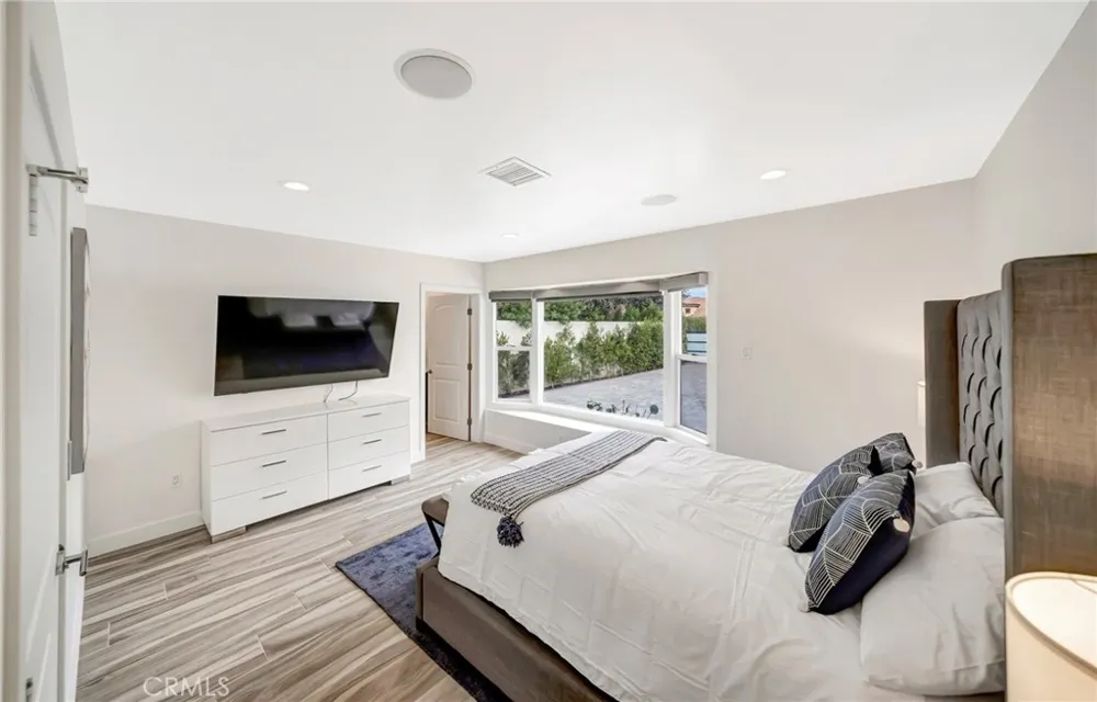 22914 Calvert Street Woodland Hills, CA 91367