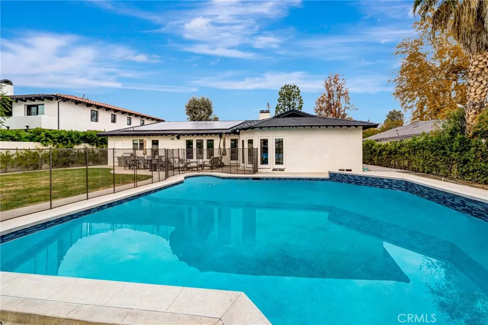 22914 Calvert Street Woodland Hills, CA 91367
