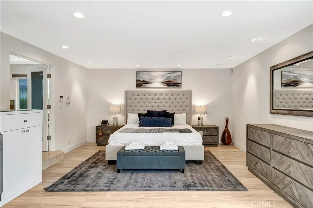 22914 Calvert Street Woodland Hills, CA 91367