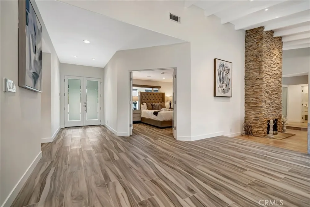 22914 Calvert Street Woodland Hills, CA 91367