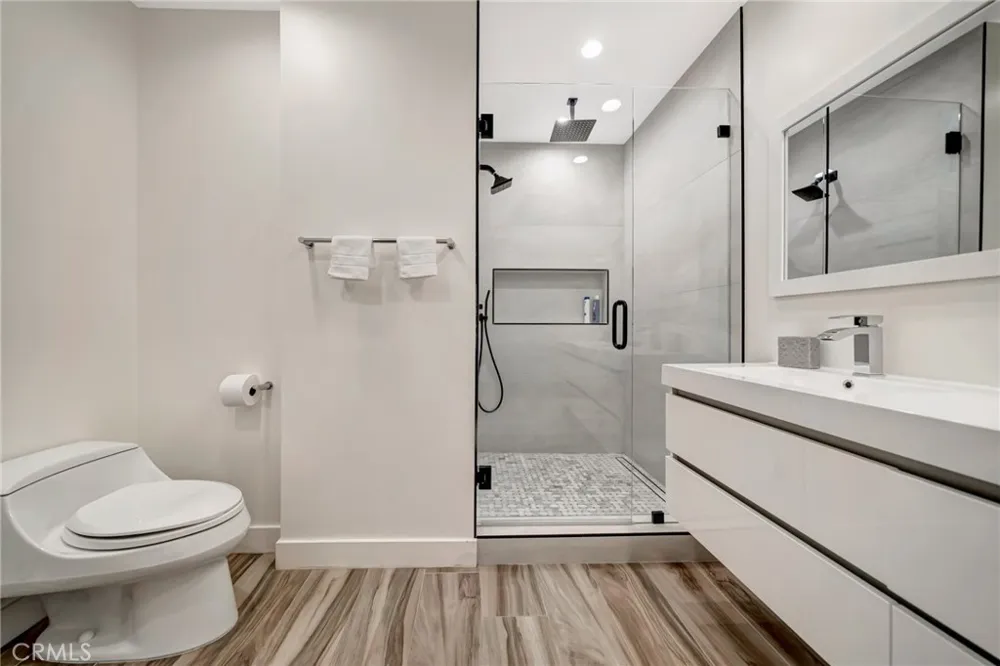 22914 Calvert Street Woodland Hills, CA 91367
