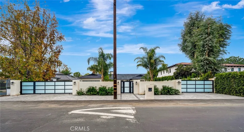 22914 Calvert Street Woodland Hills, CA 91367