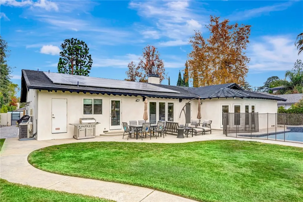 22914 Calvert Street Woodland Hills, CA 91367