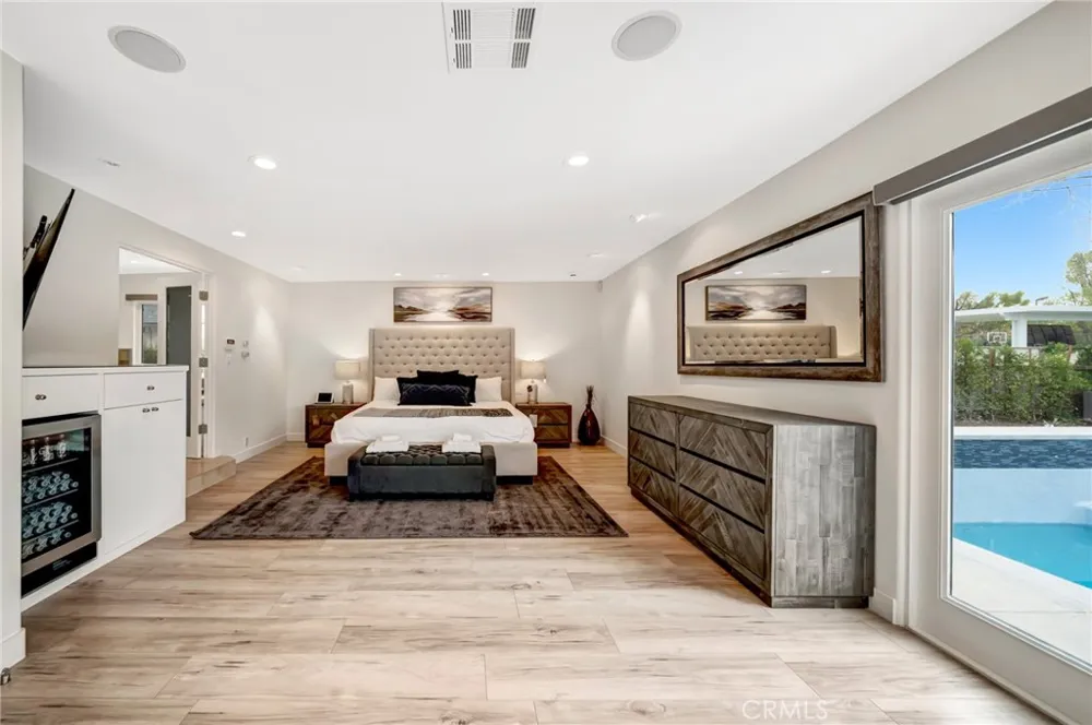 22914 Calvert Street Woodland Hills, CA 91367
