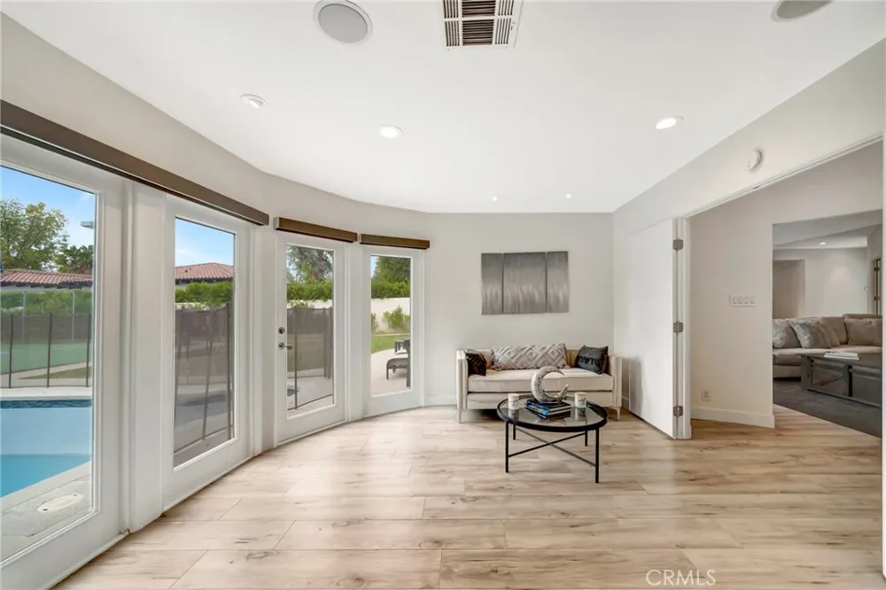 22914 Calvert Street Woodland Hills, CA 91367