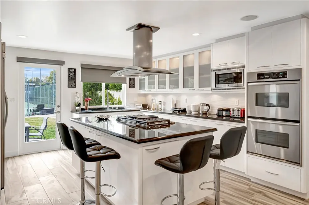 22914 Calvert Street Woodland Hills, CA 91367