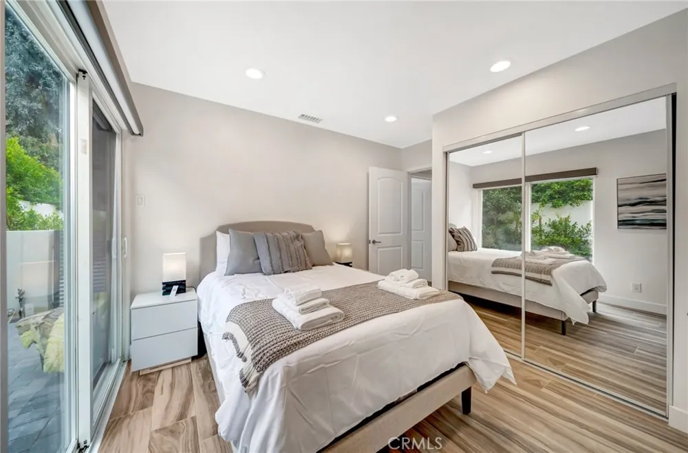 22914 Calvert Street Woodland Hills, CA 91367