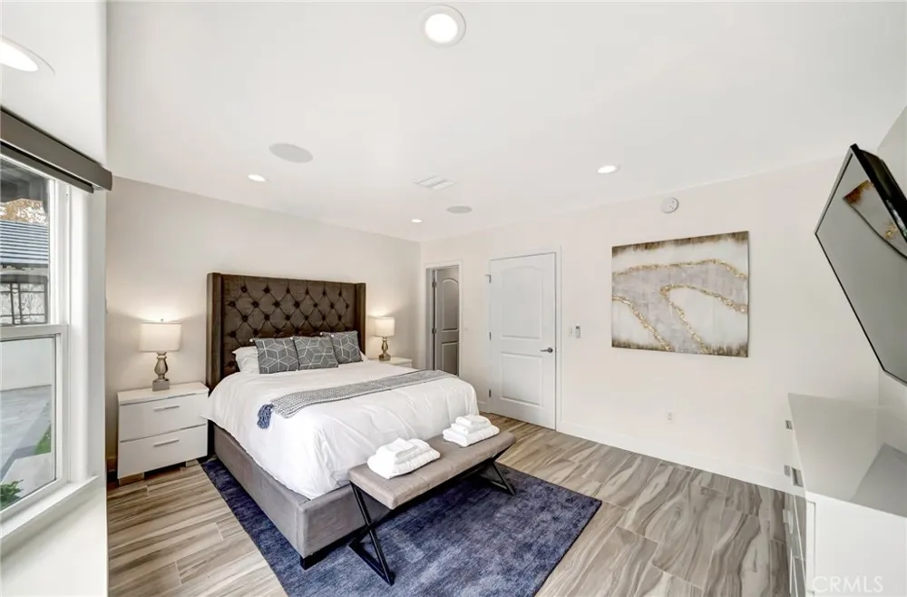 22914 Calvert Street Woodland Hills, CA 91367