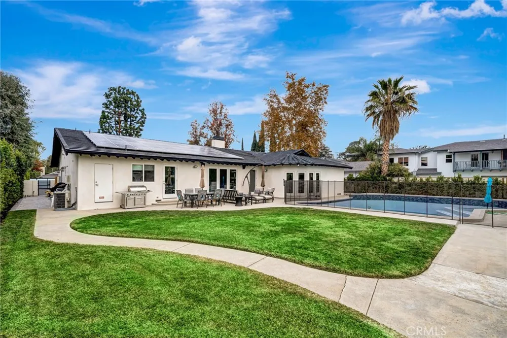 22914 Calvert Street Woodland Hills, CA 91367
