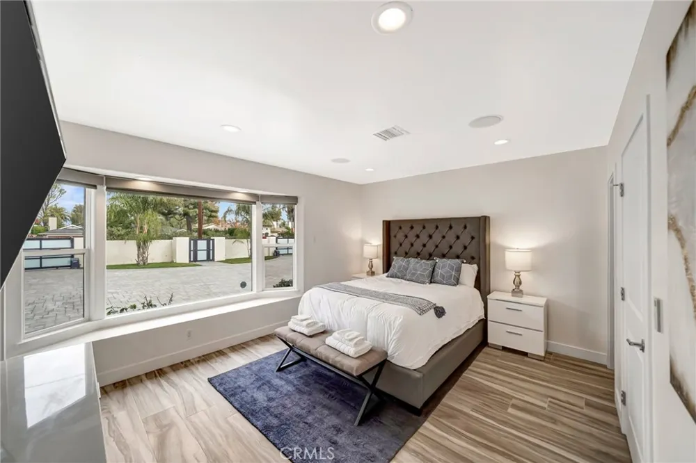 22914 Calvert Street Woodland Hills, CA 91367