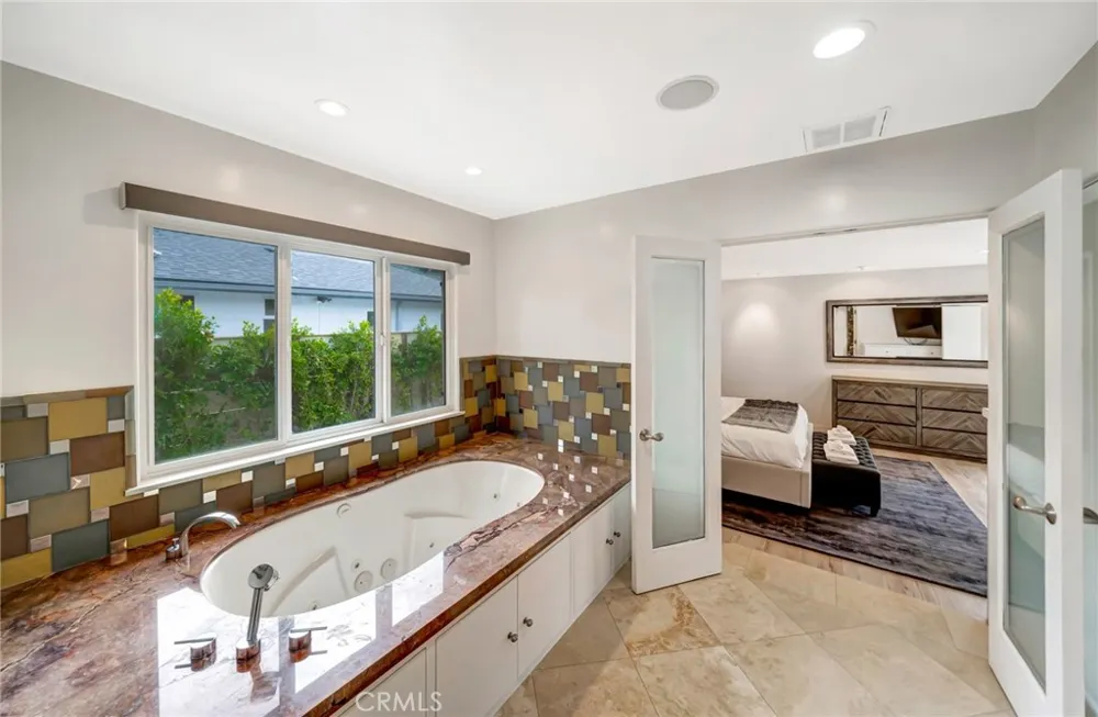 22914 Calvert Street Woodland Hills, CA 91367