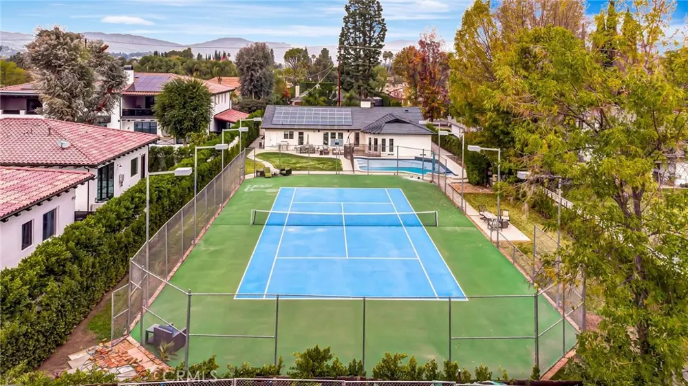 22914 Calvert Street Woodland Hills, CA 91367