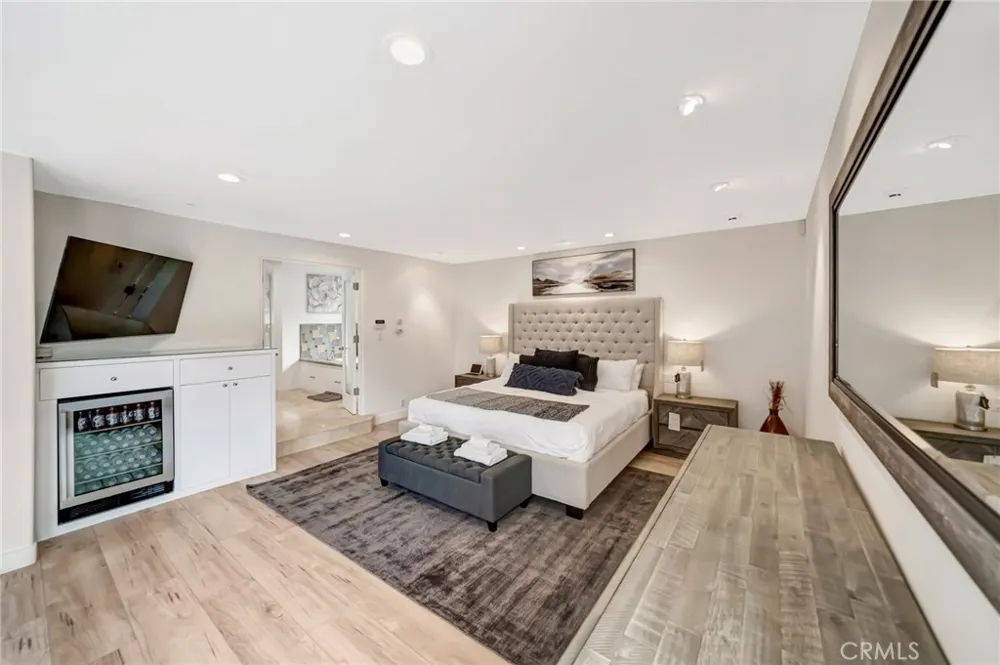 22914 Calvert Street Woodland Hills, CA 91367
