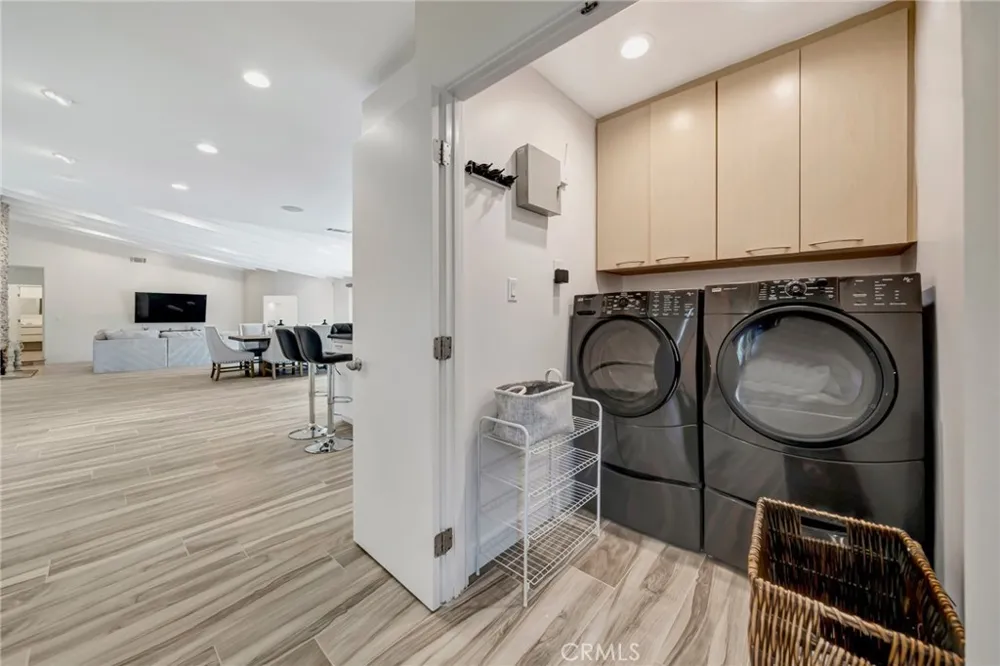 22914 Calvert Street Woodland Hills, CA 91367