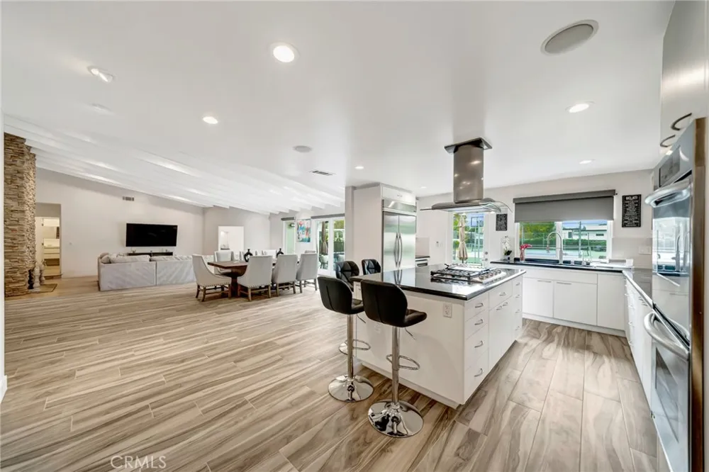 22914 Calvert Street Woodland Hills, CA 91367