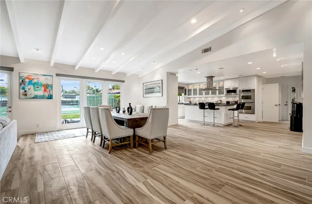 22914 Calvert Street Woodland Hills, CA 91367