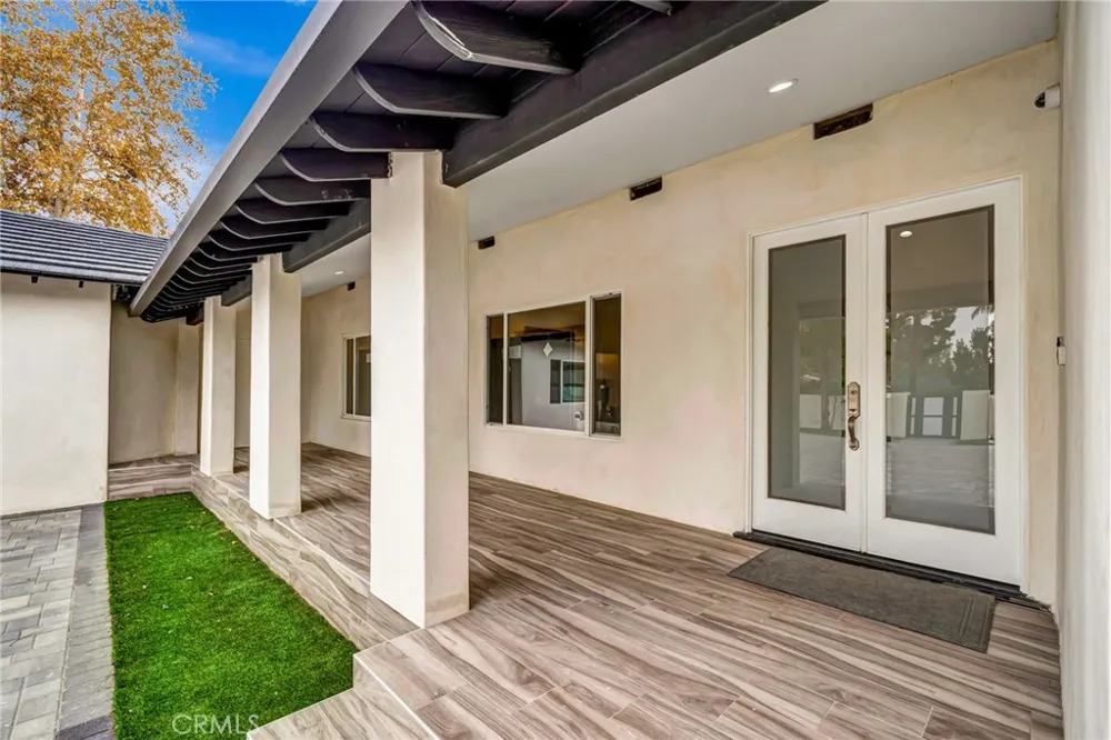 22914 Calvert Street Woodland Hills, CA 91367
