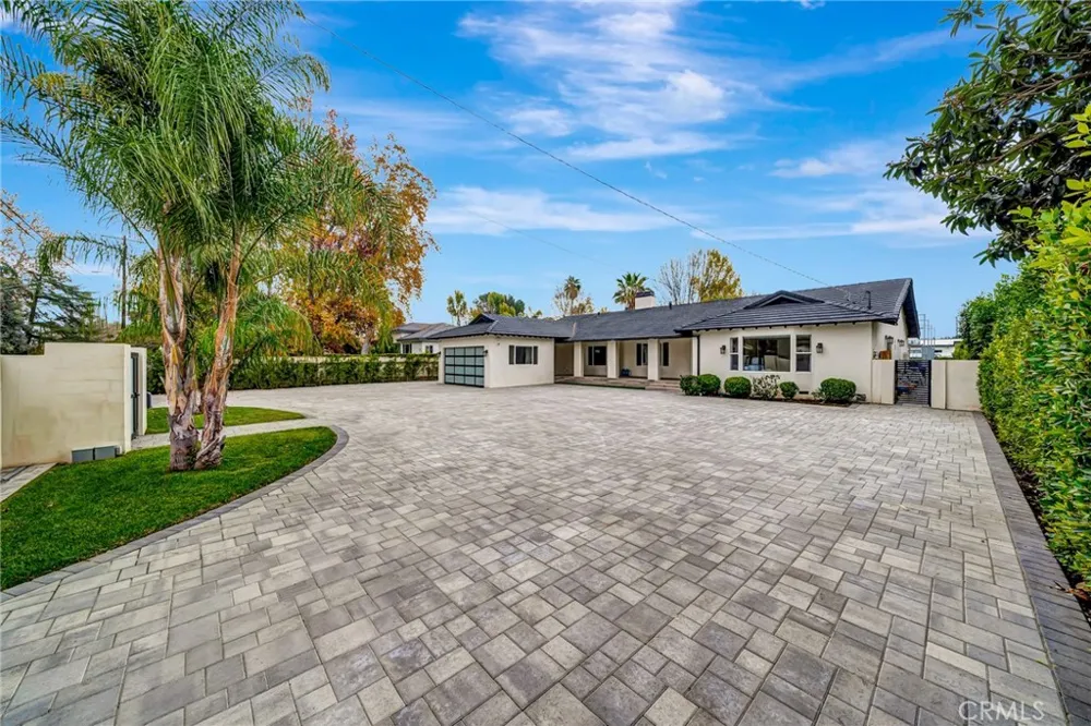 22914 Calvert Street Woodland Hills, CA 91367