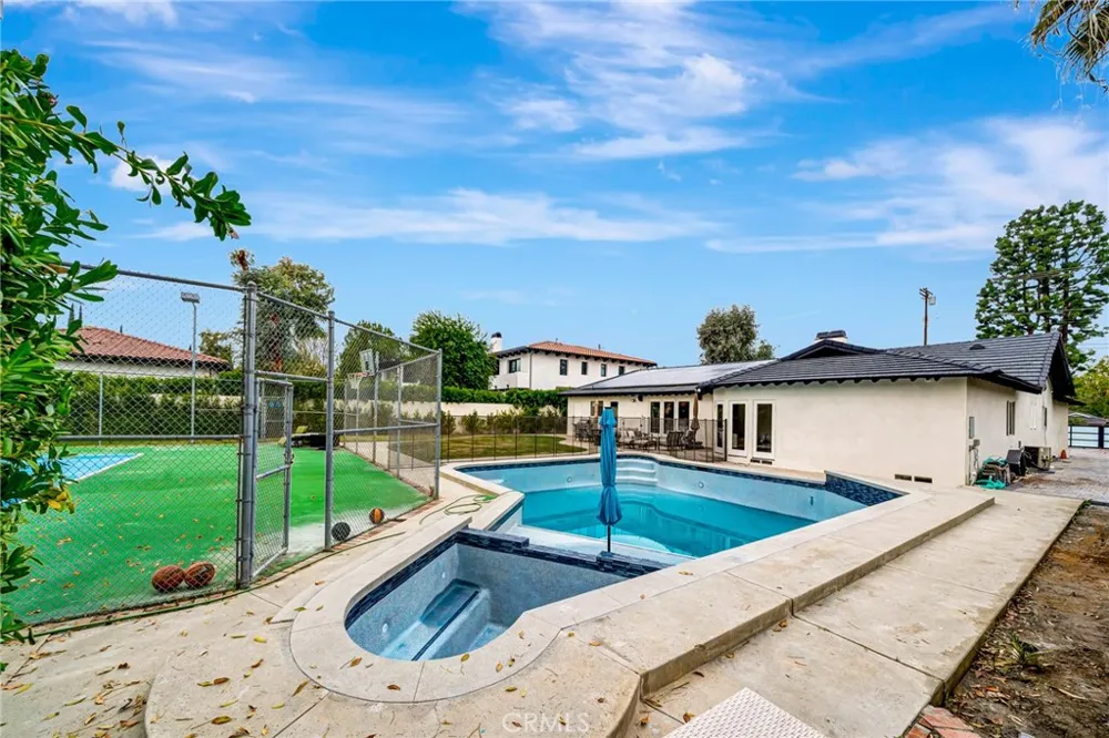 22914 Calvert Street Woodland Hills, CA 91367