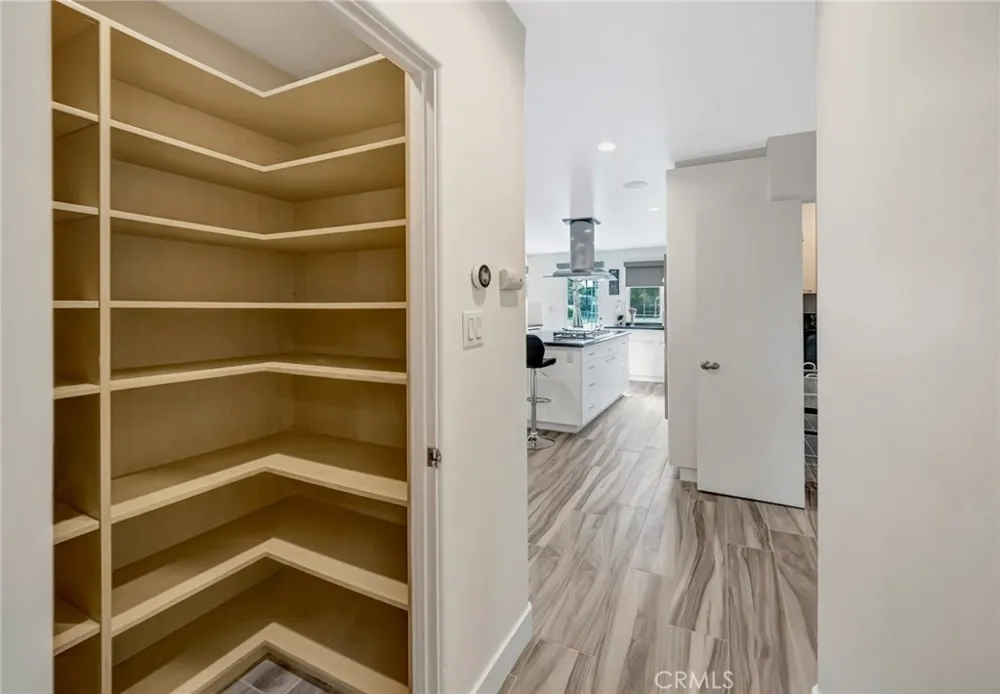 22914 Calvert Street Woodland Hills, CA 91367