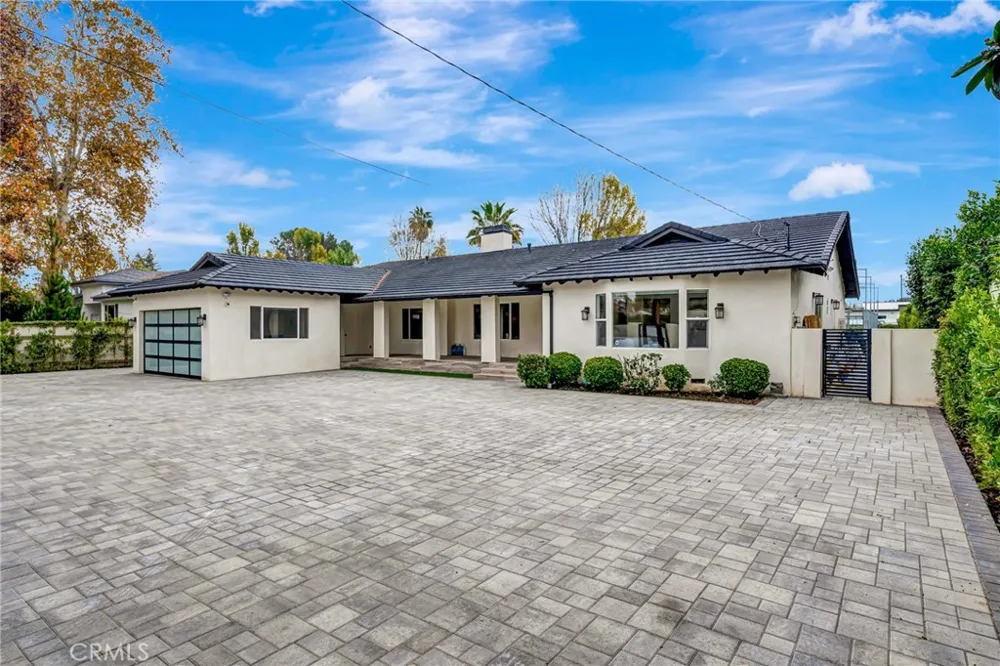 22914 Calvert Street Woodland Hills, CA 91367