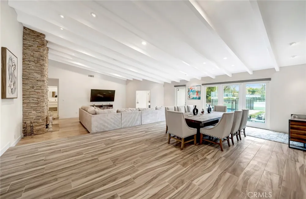 22914 Calvert Street Woodland Hills, CA 91367