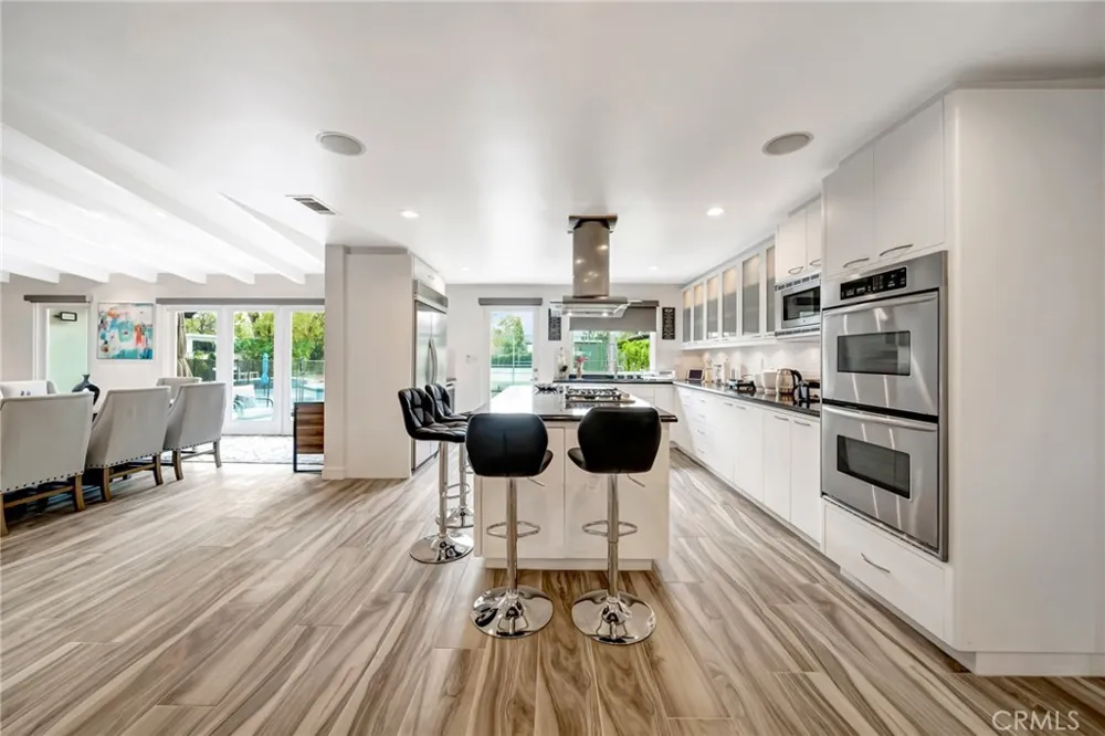 22914 Calvert Street Woodland Hills, CA 91367