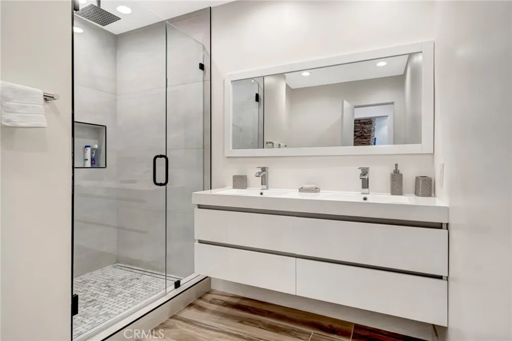 22914 Calvert Street Woodland Hills, CA 91367
