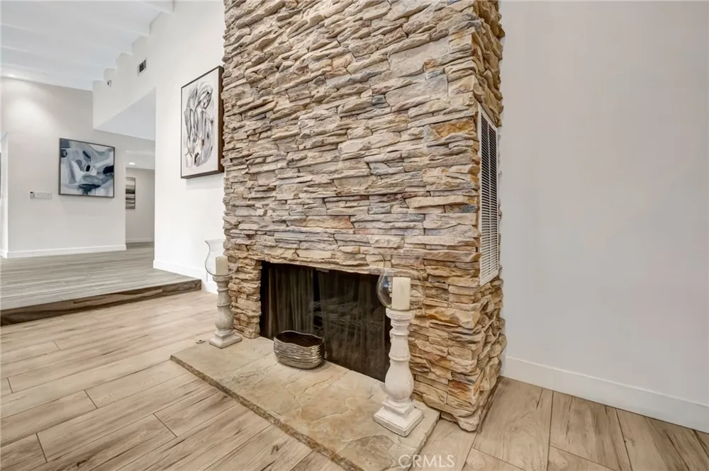 22914 Calvert Street Woodland Hills, CA 91367