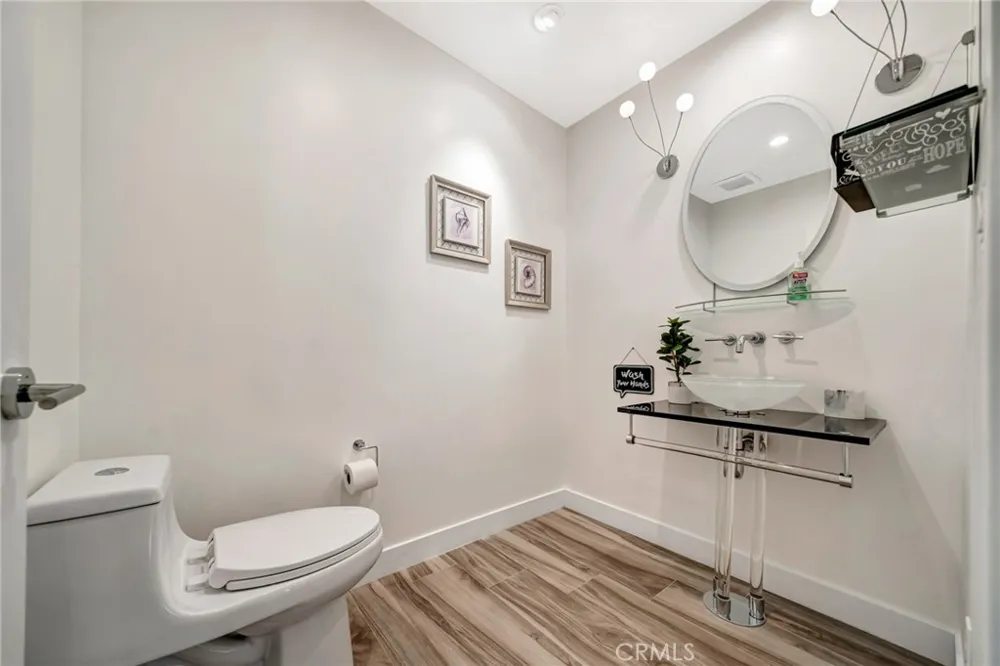 22914 Calvert Street Woodland Hills, CA 91367