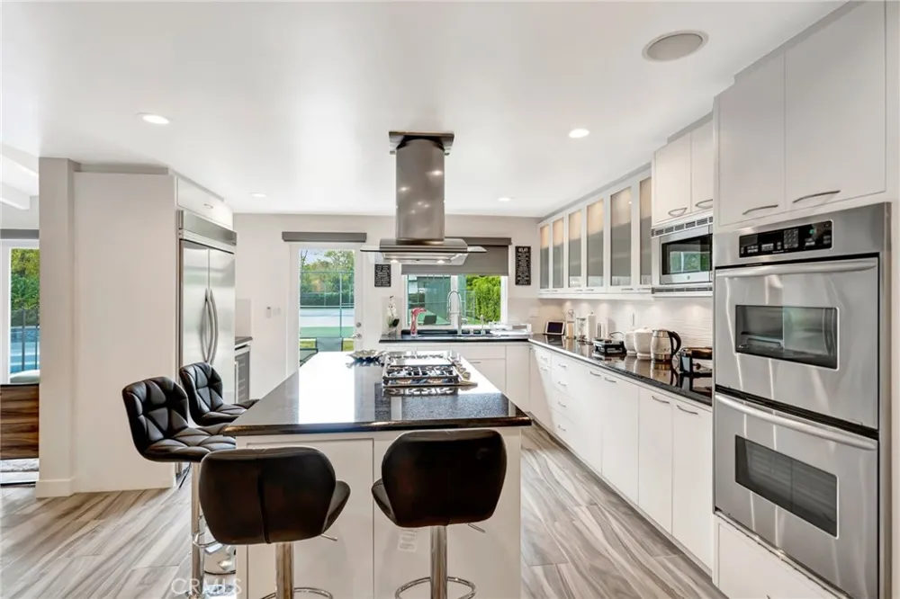 22914 Calvert Street Woodland Hills, CA 91367