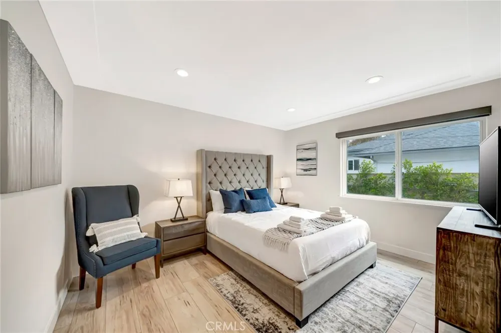 22914 Calvert Street Woodland Hills, CA 91367