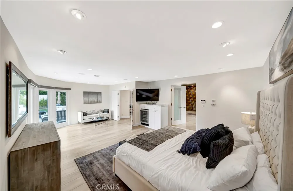 22914 Calvert Street Woodland Hills, CA 91367