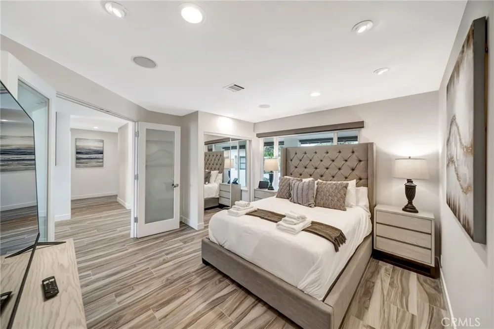 22914 Calvert Street Woodland Hills, CA 91367
