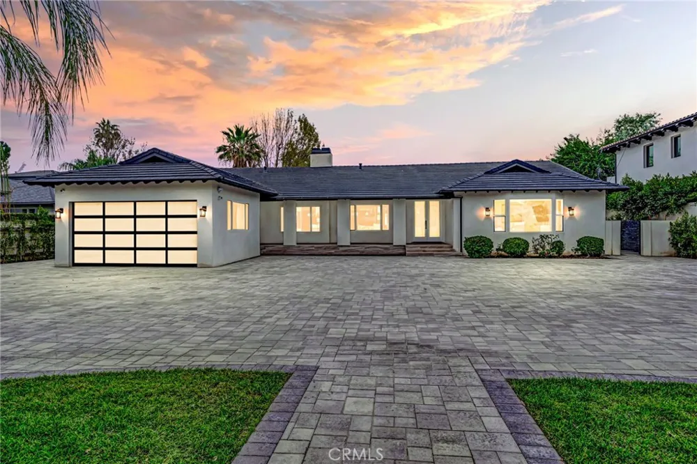 22914 Calvert Street Woodland Hills, CA 91367