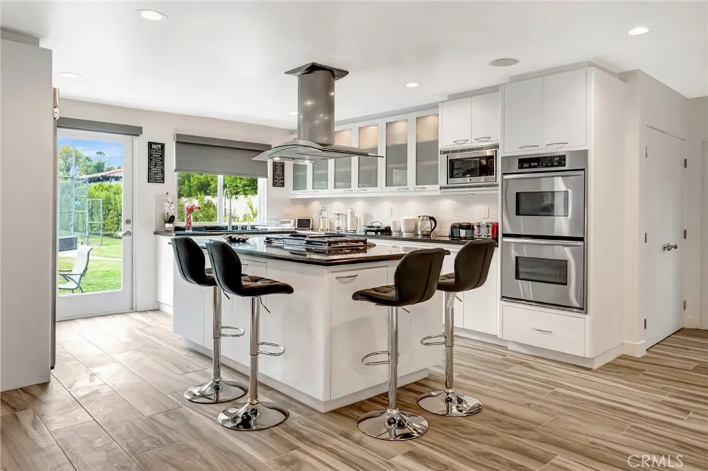 22914 Calvert Street Woodland Hills, CA 91367