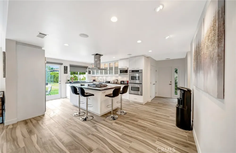 22914 Calvert Street Woodland Hills, CA 91367